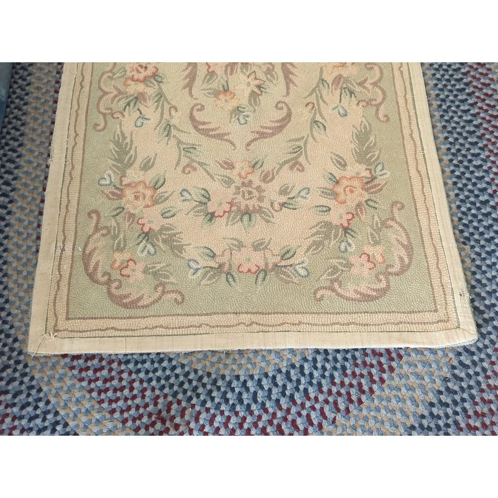 Vintage Hooked Rug, Good Condition, Pretty Floral Design 35